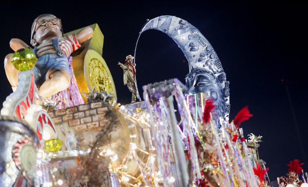 <p>Karneval u brazilskom gradu Rio de Žaneiro nastavio je tradiciju živopisnih plesova i boja, a škola sambe Viraduoro ponijela je titulu sa nastupom posvećenim njihovom legendarnom direktoru udaračke sekcije.</p>