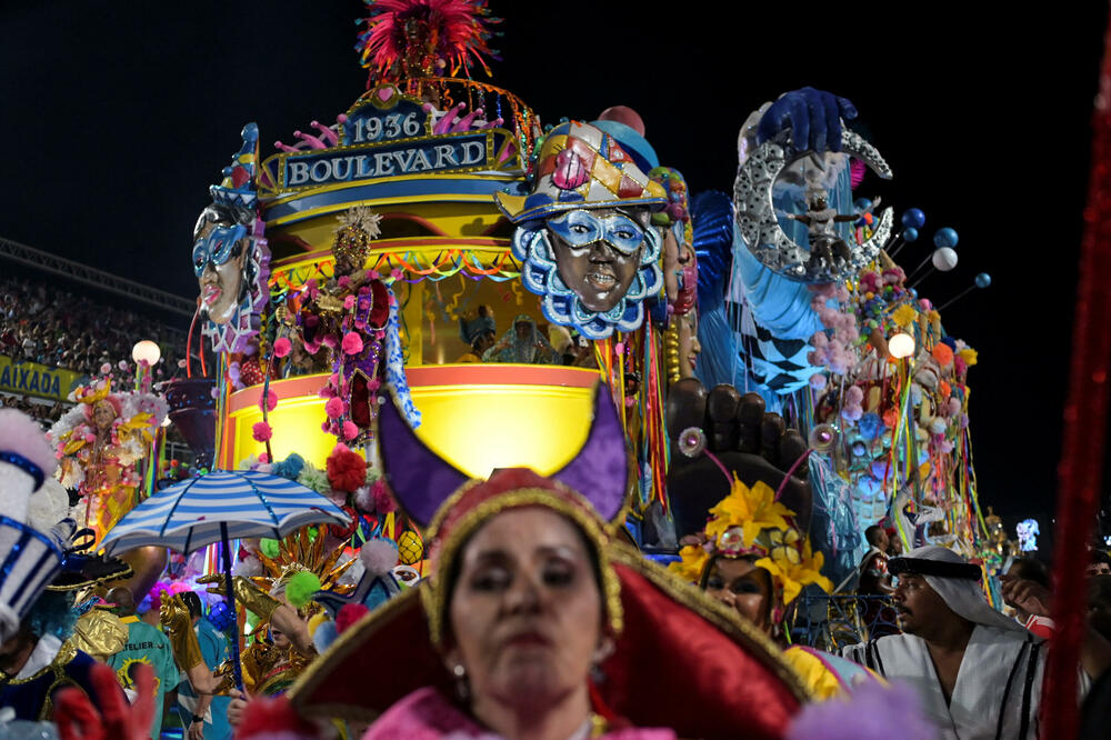 <p>Karneval u brazilskom gradu Rio de Žaneiro nastavio je tradiciju živopisnih plesova i boja, a škola sambe Viraduoro ponijela je titulu sa nastupom posvećenim njihovom legendarnom direktoru udaračke sekcije.</p>