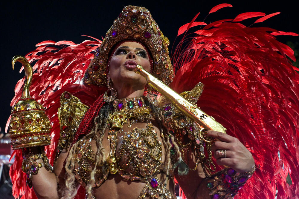 <p>Karneval u brazilskom gradu Rio de Žaneiro nastavio je tradiciju živopisnih plesova i boja, a škola sambe Viraduoro ponijela je titulu sa nastupom posvećenim njihovom legendarnom direktoru udaračke sekcije.</p>