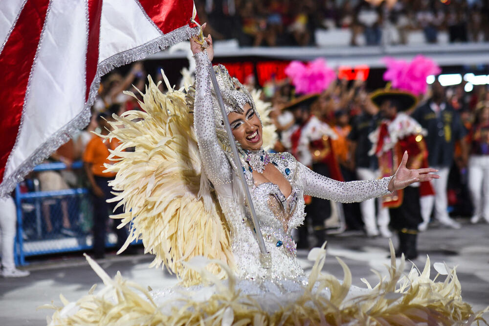 <p>Karneval u brazilskom gradu Rio de Žaneiro nastavio je tradiciju živopisnih plesova i boja, a škola sambe Viraduoro ponijela je titulu sa nastupom posvećenim njihovom legendarnom direktoru udaračke sekcije.</p>