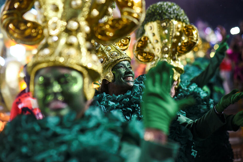 <p>Karneval u brazilskom gradu Rio de Žaneiro nastavio je tradiciju živopisnih plesova i boja, a škola sambe Viraduoro ponijela je titulu sa nastupom posvećenim njihovom legendarnom direktoru udaračke sekcije.</p>