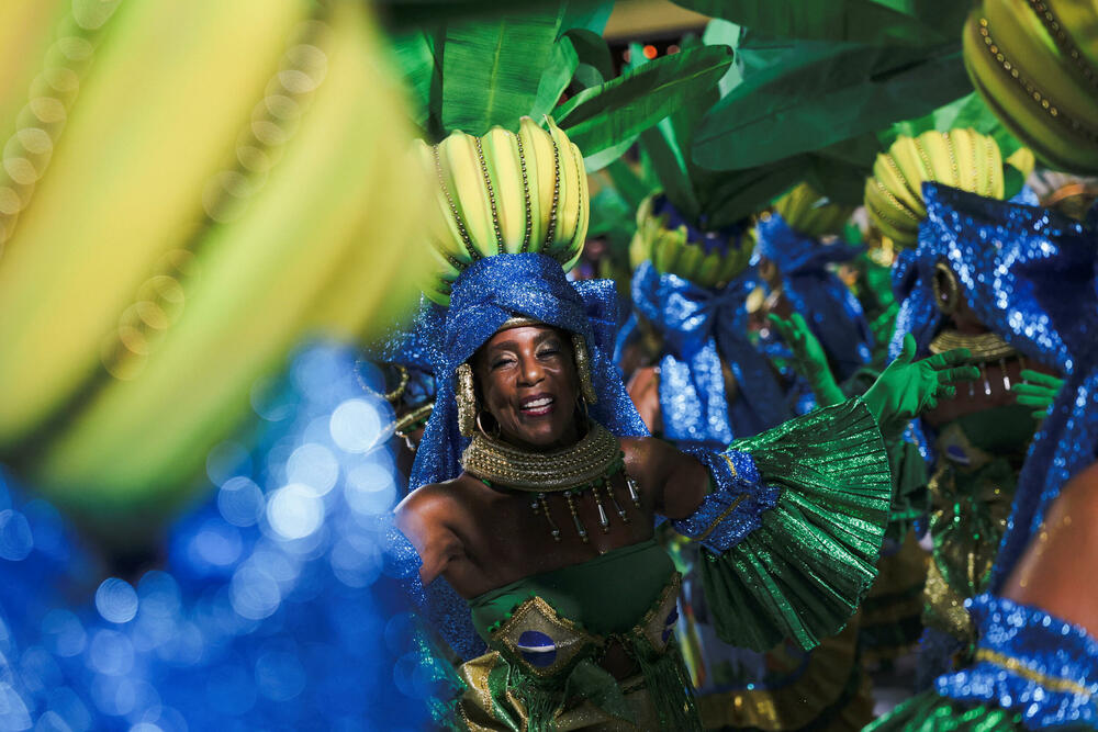 <p>Karneval u brazilskom gradu Rio de Žaneiro nastavio je tradiciju živopisnih plesova i boja, a škola sambe Viraduoro ponijela je titulu sa nastupom posvećenim njihovom legendarnom direktoru udaračke sekcije.</p>