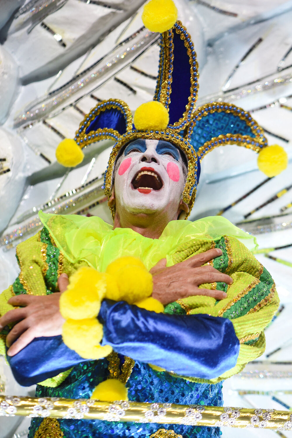 <p>Karneval u brazilskom gradu Rio de Žaneiro nastavio je tradiciju živopisnih plesova i boja, a škola sambe Viraduoro ponijela je titulu sa nastupom posvećenim njihovom legendarnom direktoru udaračke sekcije.</p>