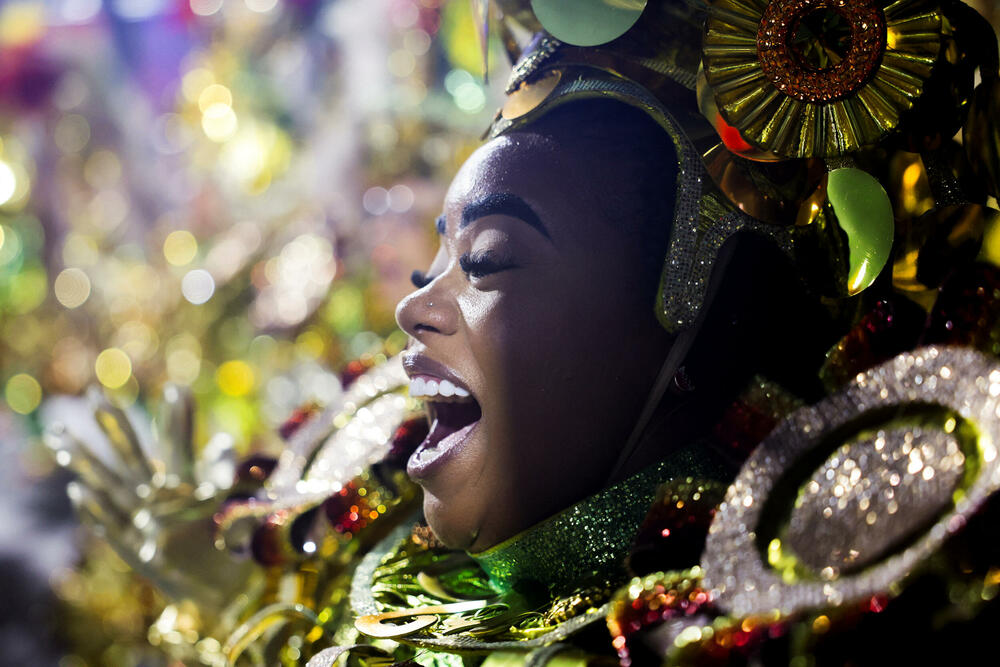 <p>Karneval u brazilskom gradu Rio de Žaneiro nastavio je tradiciju živopisnih plesova i boja, a škola sambe Viraduoro ponijela je titulu sa nastupom posvećenim njihovom legendarnom direktoru udaračke sekcije.</p>