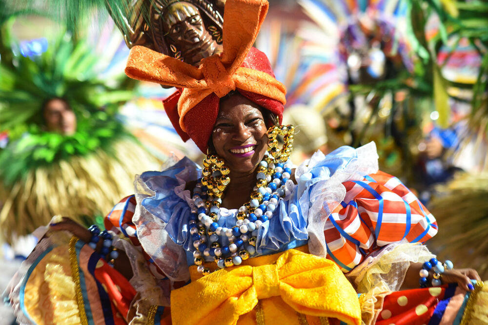 <p>Karneval u brazilskom gradu Rio de Žaneiro nastavio je tradiciju živopisnih plesova i boja, a škola sambe Viraduoro ponijela je titulu sa nastupom posvećenim njihovom legendarnom direktoru udaračke sekcije.</p>