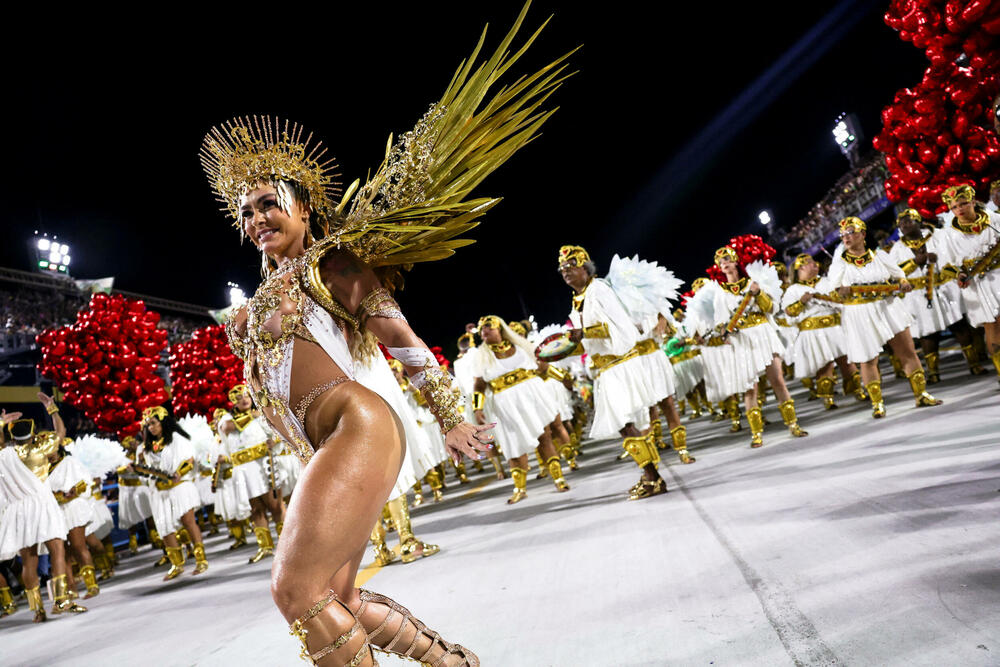 <p>Karneval u brazilskom gradu Rio de Žaneiro nastavio je tradiciju živopisnih plesova i boja, a škola sambe Viraduoro ponijela je titulu sa nastupom posvećenim njihovom legendarnom direktoru udaračke sekcije.</p>
