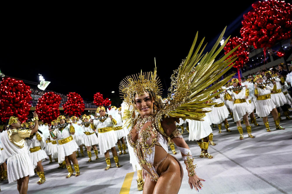 <p>Karneval u brazilskom gradu Rio de Žaneiro nastavio je tradiciju živopisnih plesova i boja, a škola sambe Viraduoro ponijela je titulu sa nastupom posvećenim njihovom legendarnom direktoru udaračke sekcije.</p>
