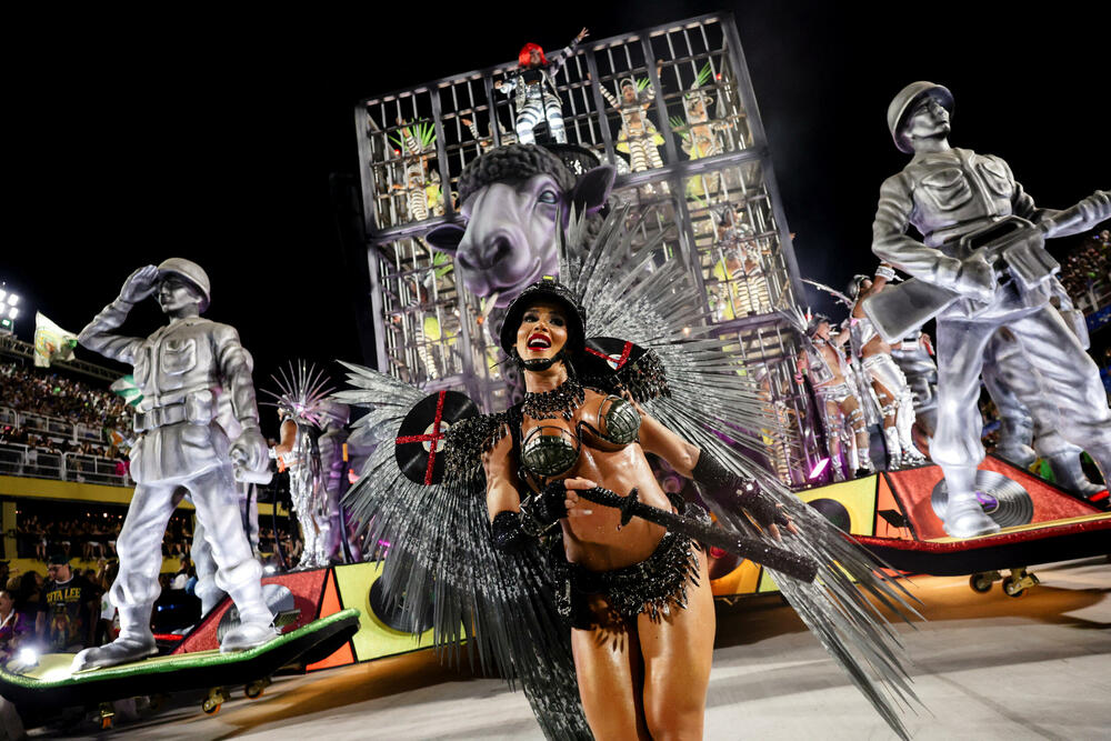 <p>Karneval u brazilskom gradu Rio de Žaneiro nastavio je tradiciju živopisnih plesova i boja, a škola sambe Viraduoro ponijela je titulu sa nastupom posvećenim njihovom legendarnom direktoru udaračke sekcije.</p>