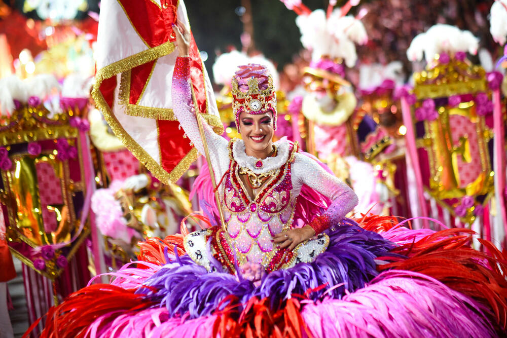 <p>Karneval u brazilskom gradu Rio de Žaneiro nastavio je tradiciju živopisnih plesova i boja, a škola sambe Viraduoro ponijela je titulu sa nastupom posvećenim njihovom legendarnom direktoru udaračke sekcije.</p>