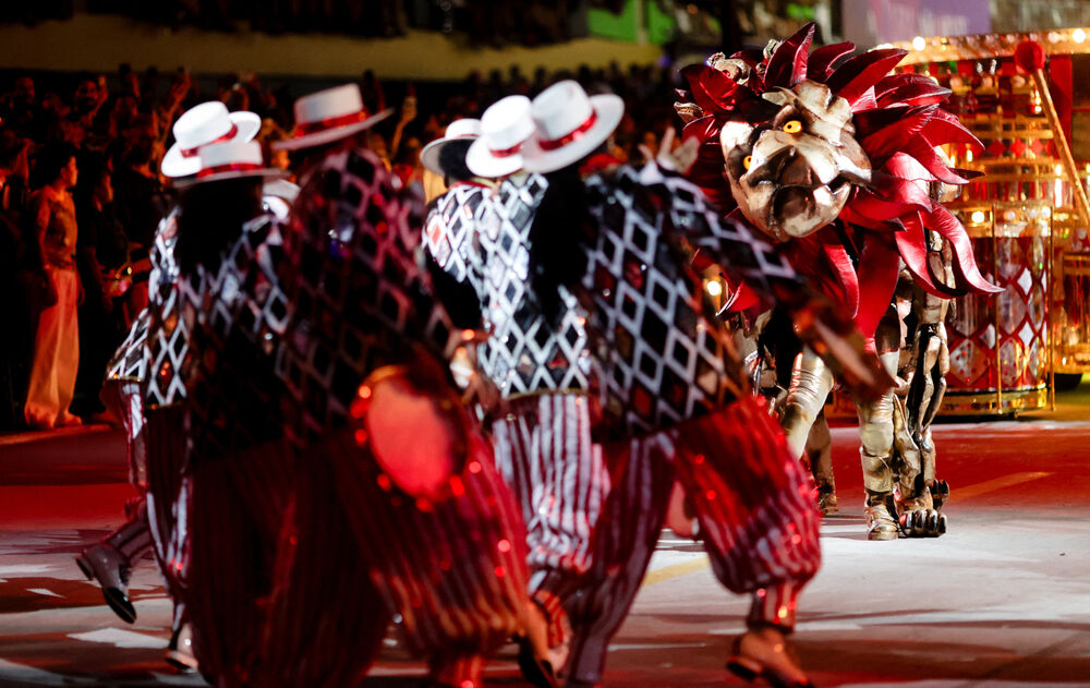 <p>Karneval u brazilskom gradu Rio de Žaneiro nastavio je tradiciju živopisnih plesova i boja, a škola sambe Viraduoro ponijela je titulu sa nastupom posvećenim njihovom legendarnom direktoru udaračke sekcije.</p>