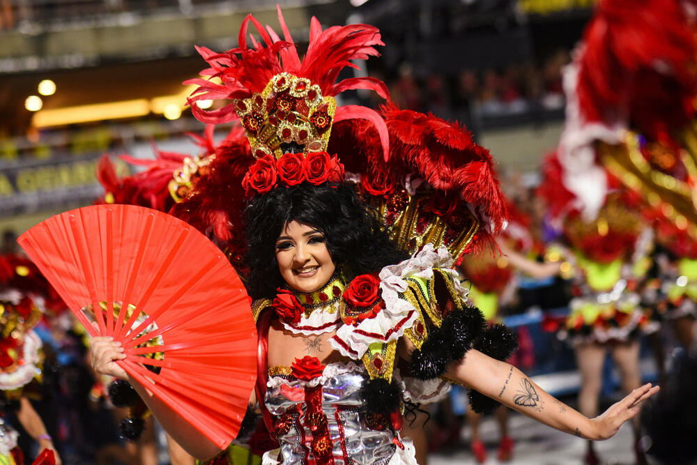 <p>Karneval u brazilskom gradu Rio de Žaneiro nastavio je tradiciju živopisnih plesova i boja, a škola sambe Viraduoro ponijela je titulu sa nastupom posvećenim njihovom legendarnom direktoru udaračke sekcije.</p>