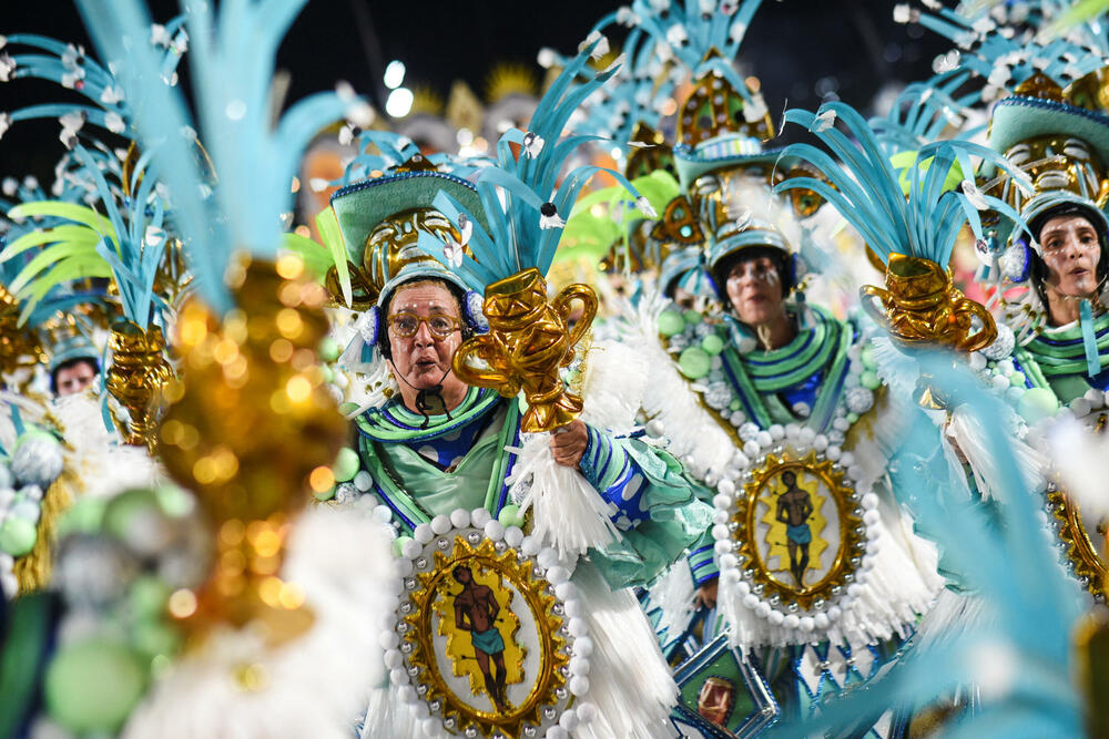 <p>Karneval u brazilskom gradu Rio de Žaneiro nastavio je tradiciju živopisnih plesova i boja, a škola sambe Viraduoro ponijela je titulu sa nastupom posvećenim njihovom legendarnom direktoru udaračke sekcije.</p>