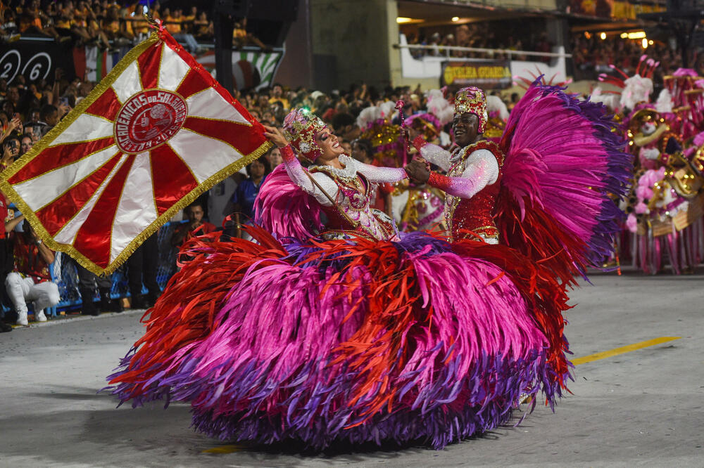 <p>Karneval u brazilskom gradu Rio de Žaneiro nastavio je tradiciju živopisnih plesova i boja, a škola sambe Viraduoro ponijela je titulu sa nastupom posvećenim njihovom legendarnom direktoru udaračke sekcije.</p>