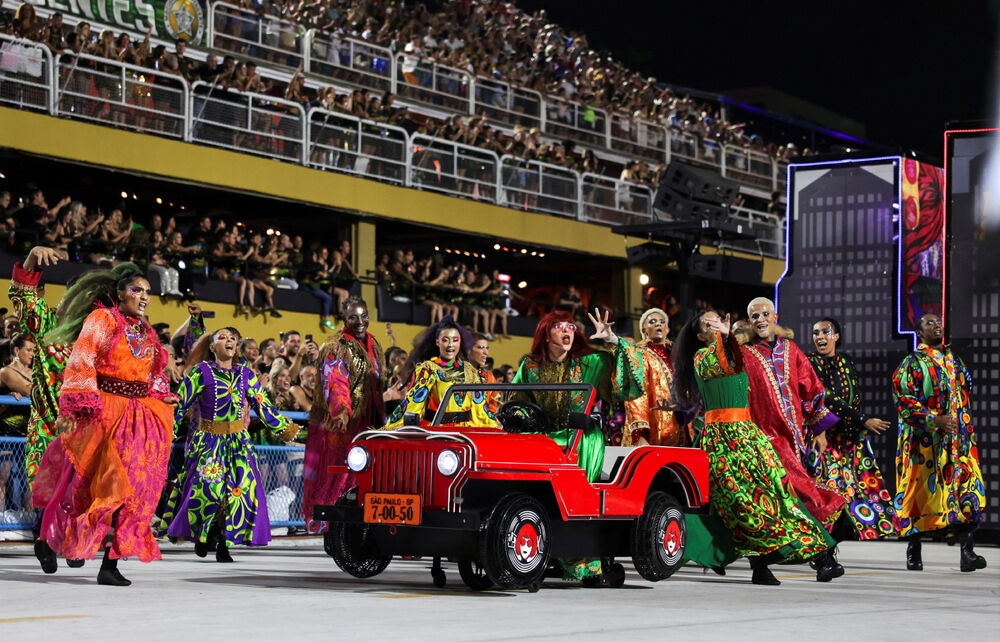 <p>Karneval u brazilskom gradu Rio de Žaneiro nastavio je tradiciju živopisnih plesova i boja, a škola sambe Viraduoro ponijela je titulu sa nastupom posvećenim njihovom legendarnom direktoru udaračke sekcije.</p>