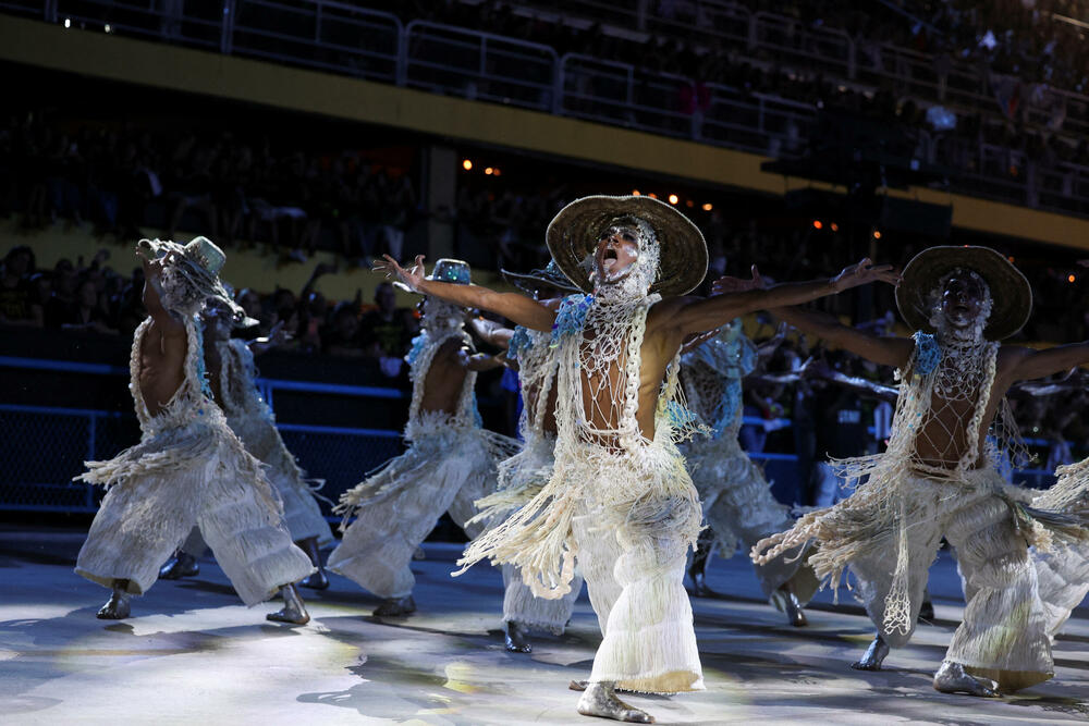 <p>Karneval u brazilskom gradu Rio de Žaneiro nastavio je tradiciju živopisnih plesova i boja, a škola sambe Viraduoro ponijela je titulu sa nastupom posvećenim njihovom legendarnom direktoru udaračke sekcije.</p>