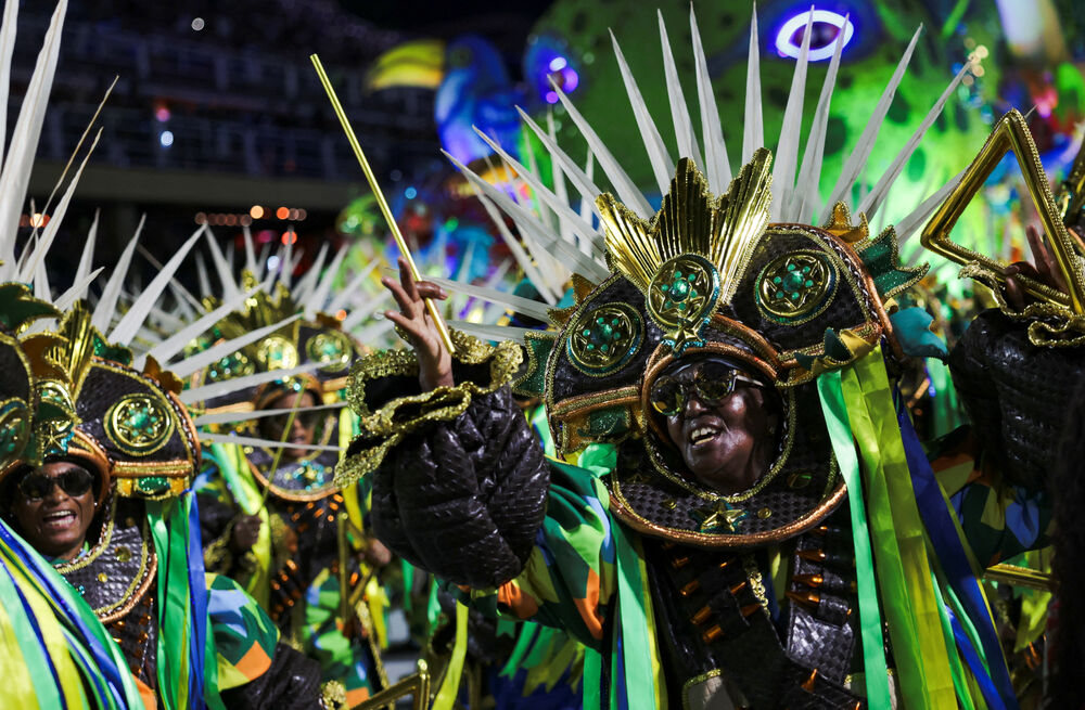 <p>Karneval u brazilskom gradu Rio de Žaneiro nastavio je tradiciju živopisnih plesova i boja, a škola sambe Viraduoro ponijela je titulu sa nastupom posvećenim njihovom legendarnom direktoru udaračke sekcije.</p>
