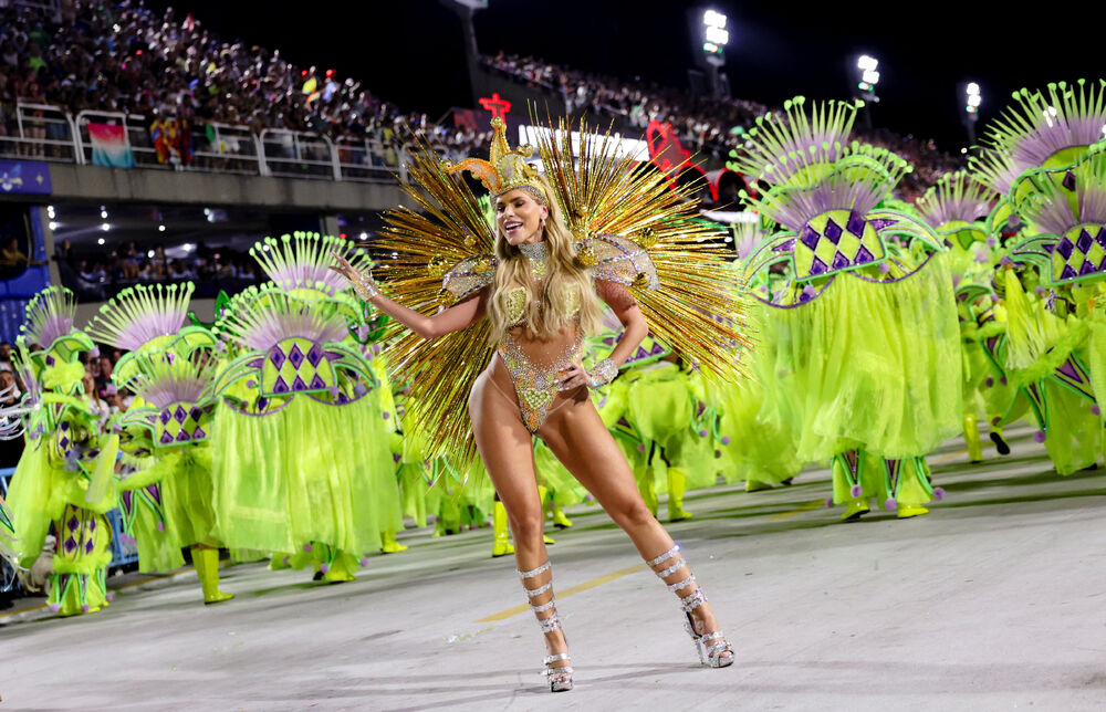 <p>Karneval u brazilskom gradu Rio de Žaneiro nastavio je tradiciju živopisnih plesova i boja, a škola sambe Viraduoro ponijela je titulu sa nastupom posvećenim njihovom legendarnom direktoru udaračke sekcije.</p>