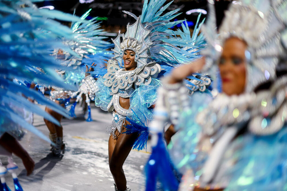 <p>Karneval u brazilskom gradu Rio de Žaneiro nastavio je tradiciju živopisnih plesova i boja, a škola sambe Viraduoro ponijela je titulu sa nastupom posvećenim njihovom legendarnom direktoru udaračke sekcije.</p>