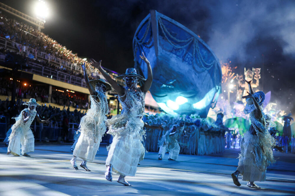 <p>Karneval u brazilskom gradu Rio de Žaneiro nastavio je tradiciju živopisnih plesova i boja, a škola sambe Viraduoro ponijela je titulu sa nastupom posvećenim njihovom legendarnom direktoru udaračke sekcije.</p>