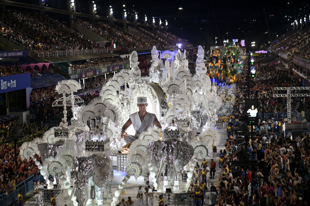 <p>Karneval u brazilskom gradu Rio de Žaneiro nastavio je tradiciju živopisnih plesova i boja, a škola sambe Viraduoro ponijela je titulu sa nastupom posvećenim njihovom legendarnom direktoru udaračke sekcije.</p>