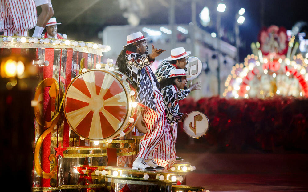 <p>Karneval u brazilskom gradu Rio de Žaneiro nastavio je tradiciju živopisnih plesova i boja, a škola sambe Viraduoro ponijela je titulu sa nastupom posvećenim njihovom legendarnom direktoru udaračke sekcije.</p>