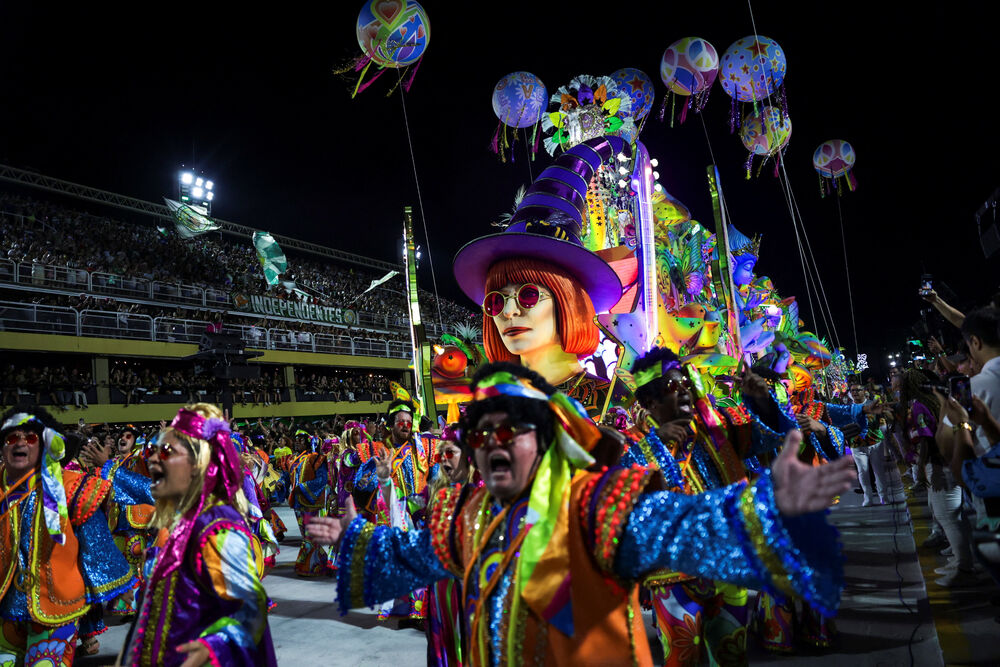<p>Karneval u brazilskom gradu Rio de Žaneiro nastavio je tradiciju živopisnih plesova i boja, a škola sambe Viraduoro ponijela je titulu sa nastupom posvećenim njihovom legendarnom direktoru udaračke sekcije.</p>