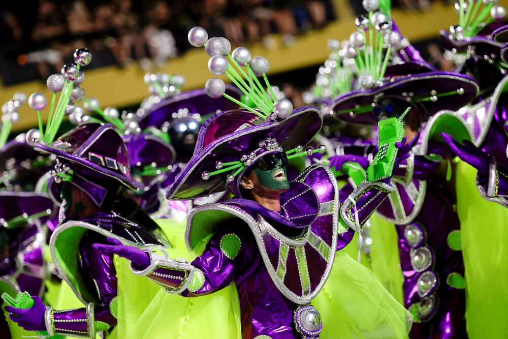 <p>Karneval u brazilskom gradu Rio de Žaneiro nastavio je tradiciju živopisnih plesova i boja, a škola sambe Viraduoro ponijela je titulu sa nastupom posvećenim njihovom legendarnom direktoru udaračke sekcije.</p>