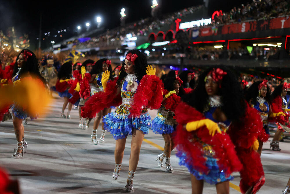 <p>Karneval u brazilskom gradu Rio de Žaneiro nastavio je tradiciju živopisnih plesova i boja, a škola sambe Viraduoro ponijela je titulu sa nastupom posvećenim njihovom legendarnom direktoru udaračke sekcije.</p>