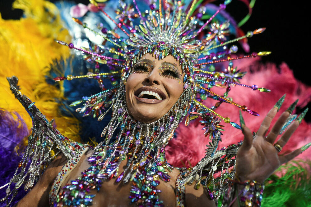 <p>Karneval u brazilskom gradu Rio de Žaneiro nastavio je tradiciju živopisnih plesova i boja, a škola sambe Viraduoro ponijela je titulu sa nastupom posvećenim njihovom legendarnom direktoru udaračke sekcije.</p>