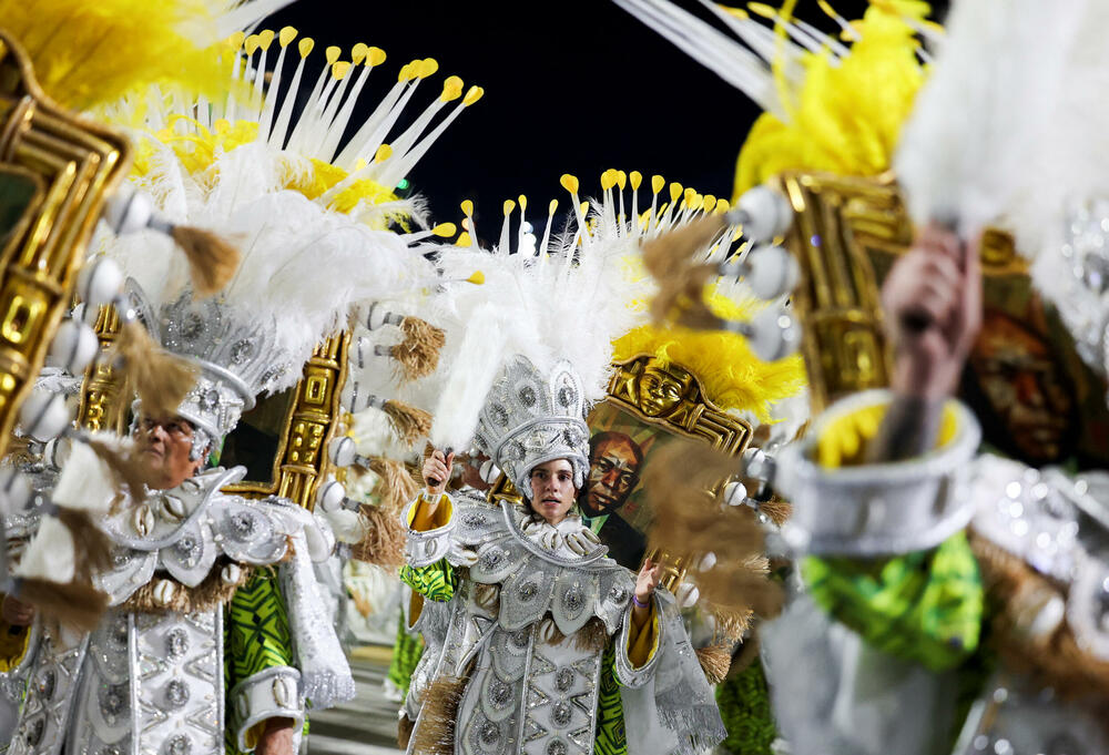 <p>Karneval u brazilskom gradu Rio de Žaneiro nastavio je tradiciju živopisnih plesova i boja, a škola sambe Viraduoro ponijela je titulu sa nastupom posvećenim njihovom legendarnom direktoru udaračke sekcije.</p>