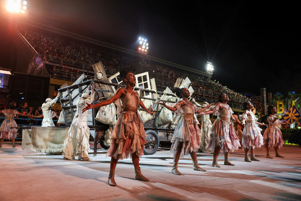 <p>Karneval u brazilskom gradu Rio de Žaneiro nastavio je tradiciju živopisnih plesova i boja, a škola sambe Viraduoro ponijela je titulu sa nastupom posvećenim njihovom legendarnom direktoru udaračke sekcije.</p>