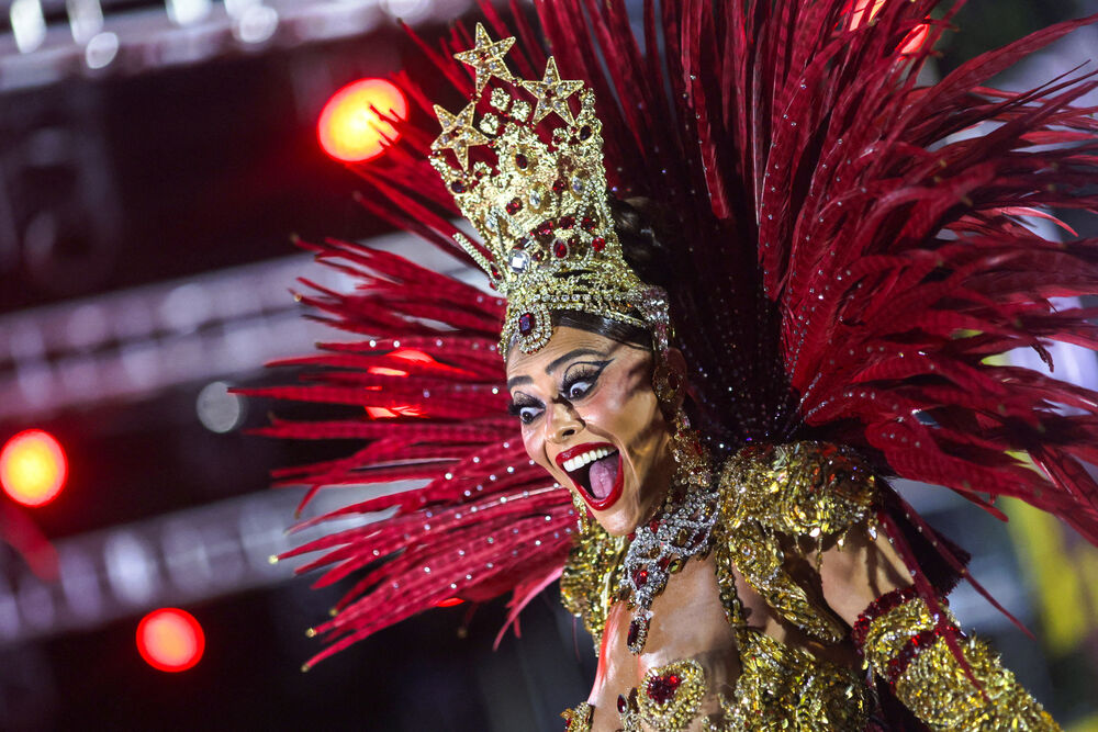 <p>Karneval u brazilskom gradu Rio de Žaneiro nastavio je tradiciju živopisnih plesova i boja, a škola sambe Viraduoro ponijela je titulu sa nastupom posvećenim njihovom legendarnom direktoru udaračke sekcije.</p>