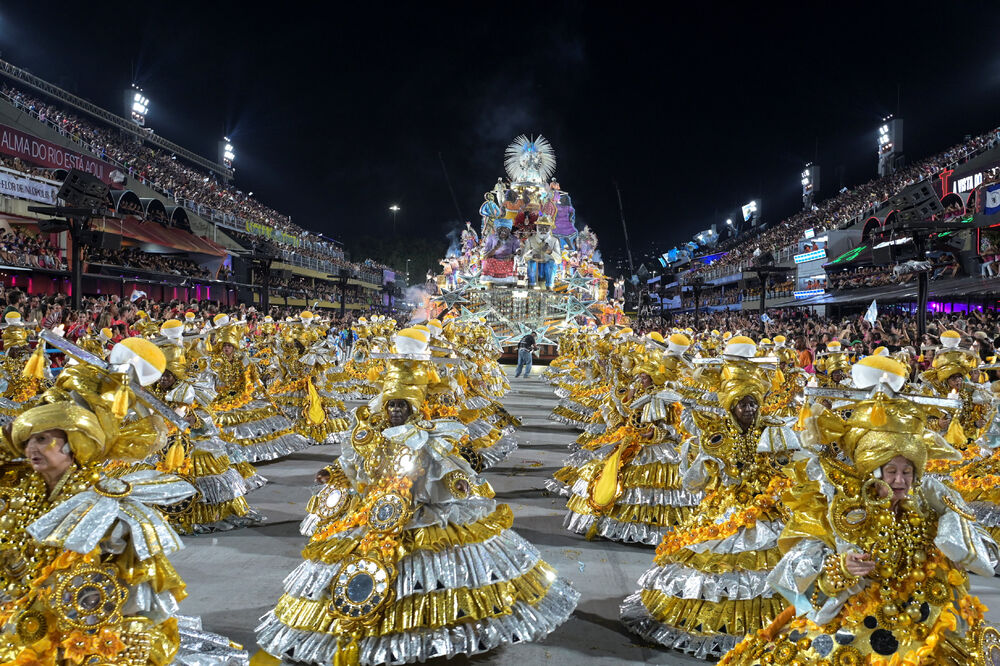 <p>Karneval u brazilskom gradu Rio de Žaneiro nastavio je tradiciju živopisnih plesova i boja, a škola sambe Viraduoro ponijela je titulu sa nastupom posvećenim njihovom legendarnom direktoru udaračke sekcije.</p>