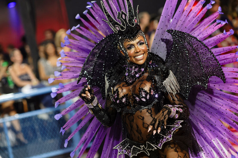 <p>Karneval u brazilskom gradu Rio de Žaneiro nastavio je tradiciju živopisnih plesova i boja, a škola sambe Viraduoro ponijela je titulu sa nastupom posvećenim njihovom legendarnom direktoru udaračke sekcije.</p>