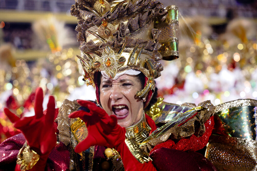 <p>Karneval u brazilskom gradu Rio de Žaneiro nastavio je tradiciju živopisnih plesova i boja, a škola sambe Viraduoro ponijela je titulu sa nastupom posvećenim njihovom legendarnom direktoru udaračke sekcije.</p>