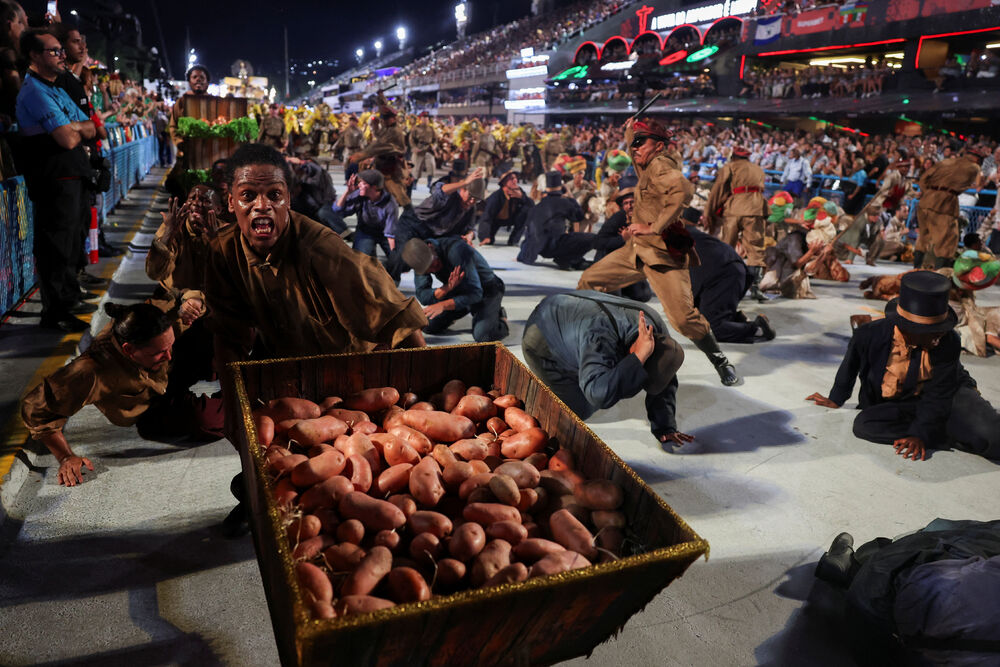 <p>Karneval u brazilskom gradu Rio de Žaneiro nastavio je tradiciju živopisnih plesova i boja, a škola sambe Viraduoro ponijela je titulu sa nastupom posvećenim njihovom legendarnom direktoru udaračke sekcije.</p>