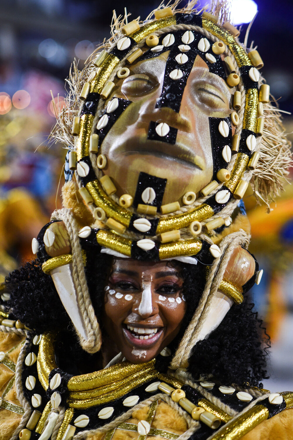 <p>Karneval u brazilskom gradu Rio de Žaneiro nastavio je tradiciju živopisnih plesova i boja, a škola sambe Viraduoro ponijela je titulu sa nastupom posvećenim njihovom legendarnom direktoru udaračke sekcije.</p>