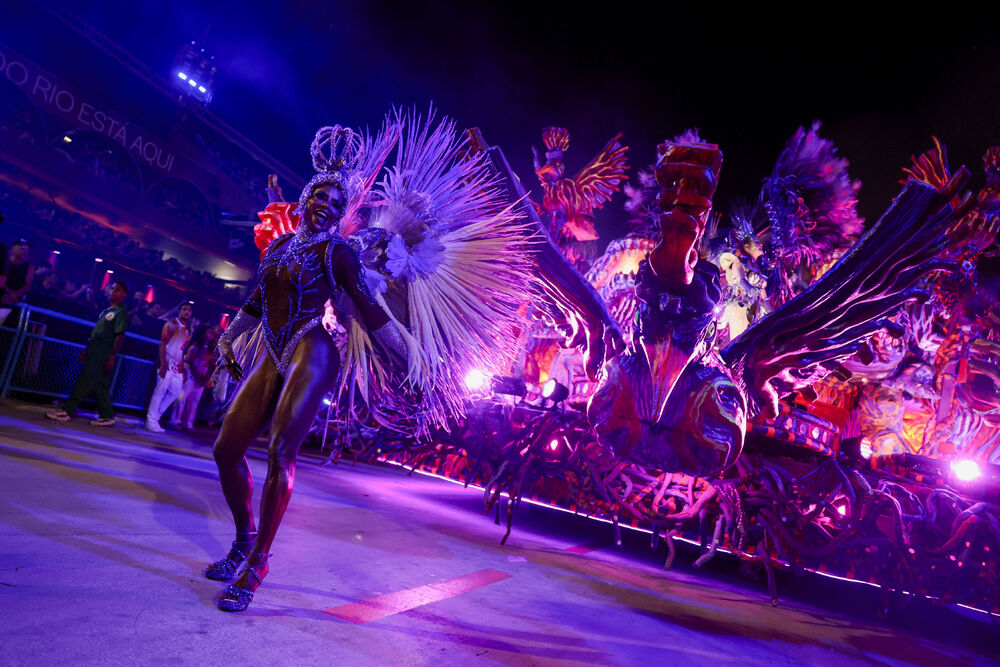 <p>Karneval u brazilskom gradu Rio de Žaneiro nastavio je tradiciju živopisnih plesova i boja, a škola sambe Viraduoro ponijela je titulu sa nastupom posvećenim njihovom legendarnom direktoru udaračke sekcije.</p>