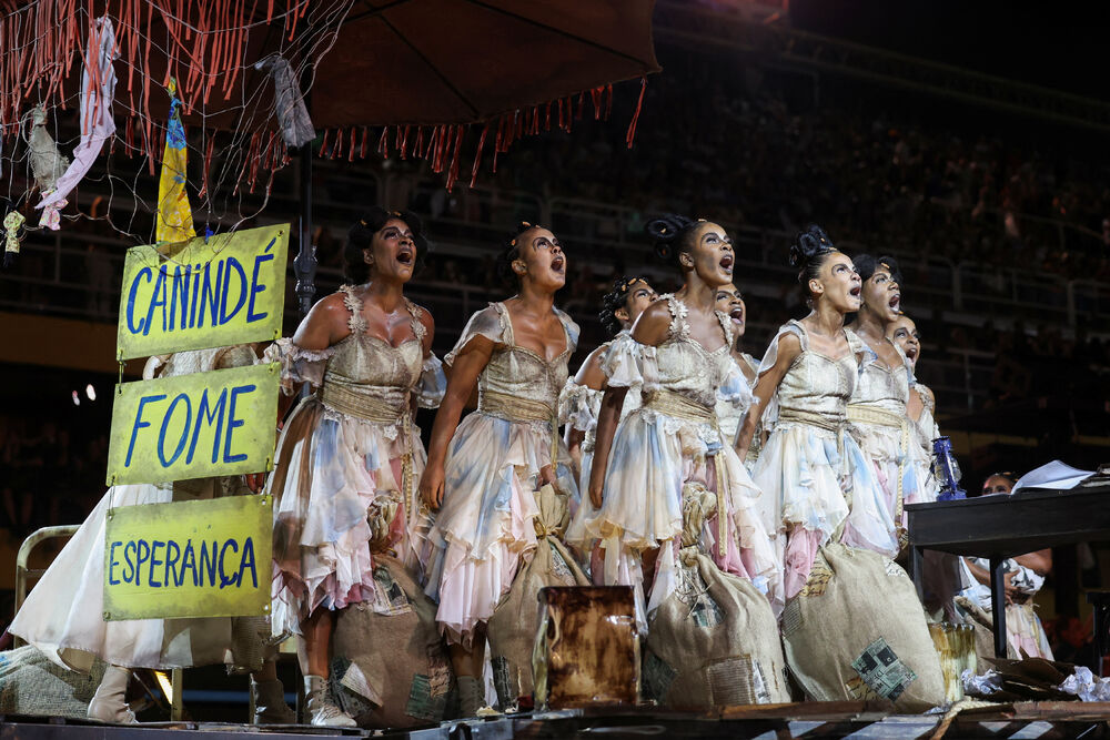 <p>Karneval u brazilskom gradu Rio de Žaneiro nastavio je tradiciju živopisnih plesova i boja, a škola sambe Viraduoro ponijela je titulu sa nastupom posvećenim njihovom legendarnom direktoru udaračke sekcije.</p>
