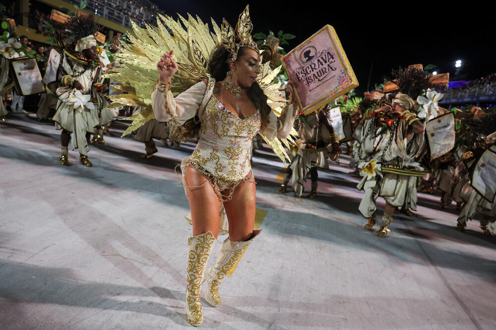 <p>Karneval u brazilskom gradu Rio de Žaneiro nastavio je tradiciju živopisnih plesova i boja, a škola sambe Viraduoro ponijela je titulu sa nastupom posvećenim njihovom legendarnom direktoru udaračke sekcije.</p>