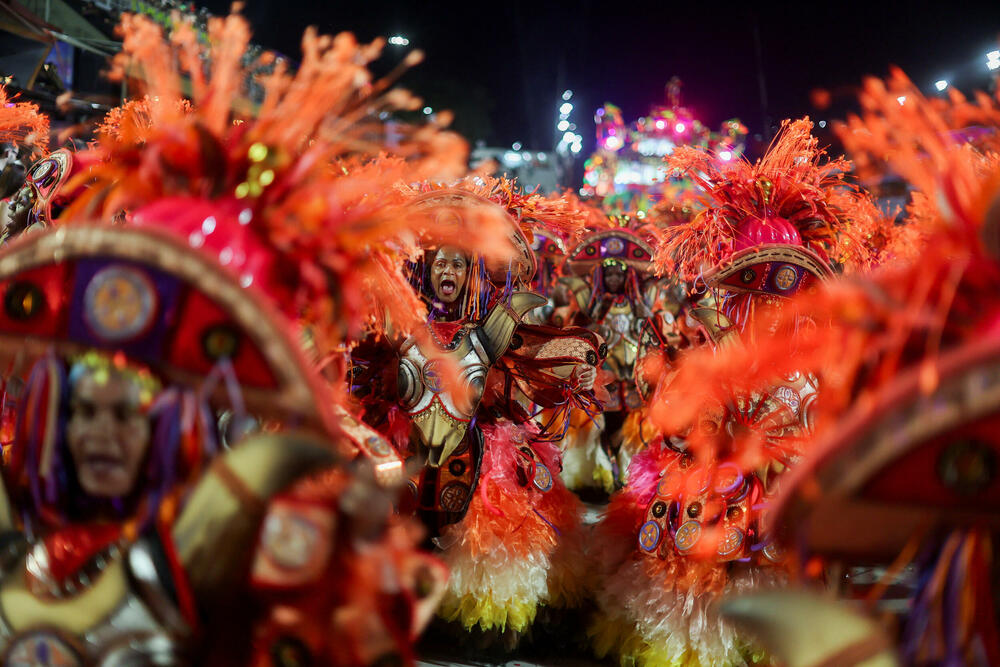 <p>Karneval u brazilskom gradu Rio de Žaneiro nastavio je tradiciju živopisnih plesova i boja, a škola sambe Viraduoro ponijela je titulu sa nastupom posvećenim njihovom legendarnom direktoru udaračke sekcije.</p>