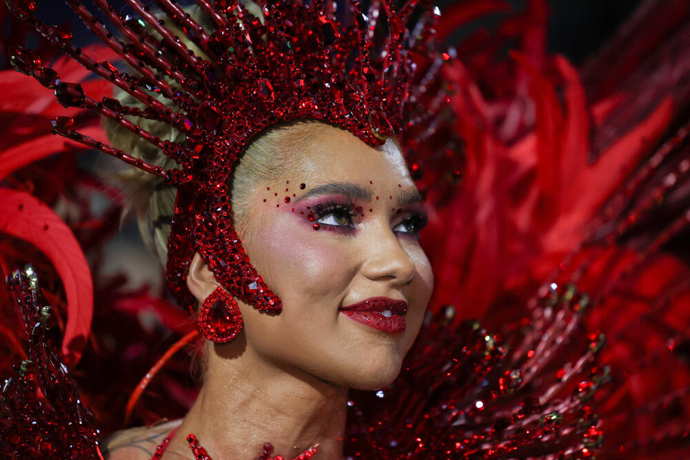 <p>Karneval u brazilskom gradu Rio de Žaneiro nastavio je tradiciju živopisnih plesova i boja, a škola sambe Viraduoro ponijela je titulu sa nastupom posvećenim njihovom legendarnom direktoru udaračke sekcije.</p>