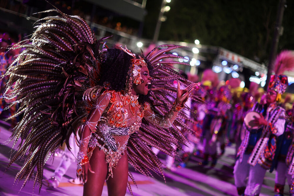 <p>Karneval u brazilskom gradu Rio de Žaneiro nastavio je tradiciju živopisnih plesova i boja, a škola sambe Viraduoro ponijela je titulu sa nastupom posvećenim njihovom legendarnom direktoru udaračke sekcije.</p>