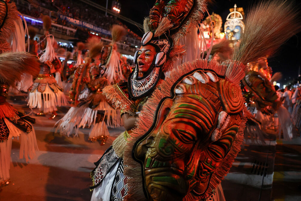<p>Karneval u brazilskom gradu Rio de Žaneiro nastavio je tradiciju živopisnih plesova i boja, a škola sambe Viraduoro ponijela je titulu sa nastupom posvećenim njihovom legendarnom direktoru udaračke sekcije.</p>