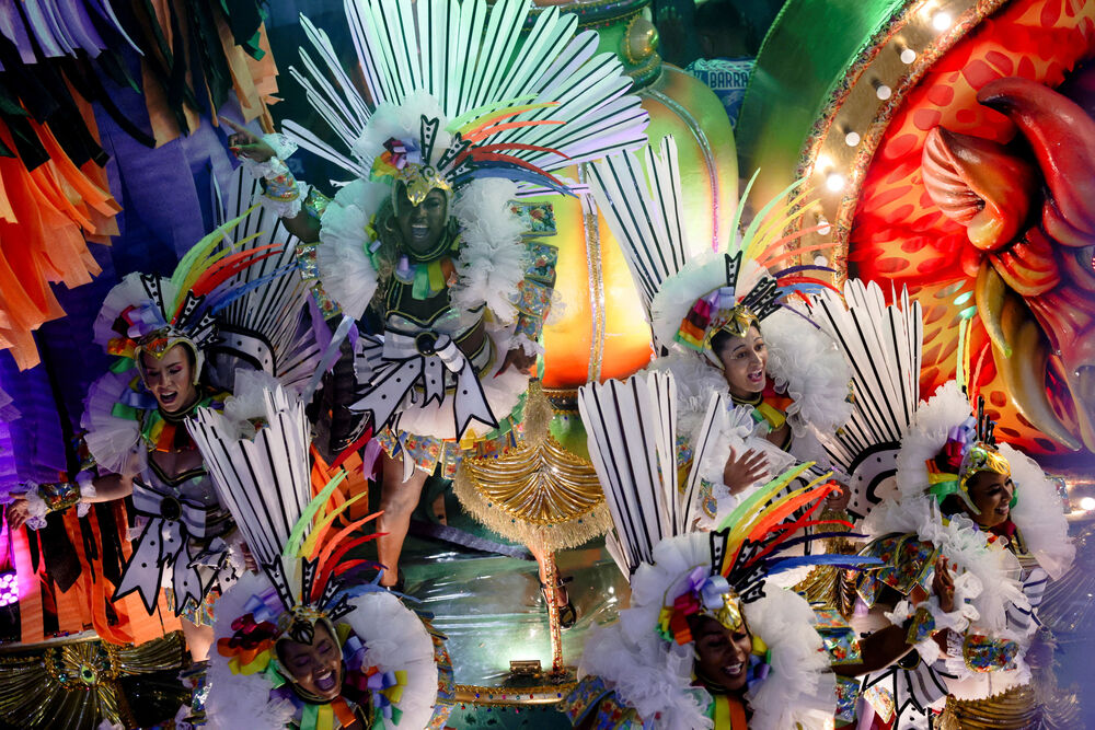 <p>Karneval u brazilskom gradu Rio de Žaneiro nastavio je tradiciju živopisnih plesova i boja, a škola sambe Viraduoro ponijela je titulu sa nastupom posvećenim njihovom legendarnom direktoru udaračke sekcije.</p>