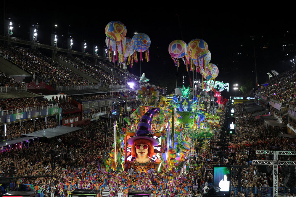 <p>Karneval u brazilskom gradu Rio de Žaneiro nastavio je tradiciju živopisnih plesova i boja, a škola sambe Viraduoro ponijela je titulu sa nastupom posvećenim njihovom legendarnom direktoru udaračke sekcije.</p>