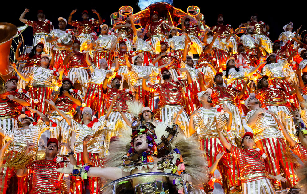 <p>Karneval u brazilskom gradu Rio de Žaneiro nastavio je tradiciju živopisnih plesova i boja, a škola sambe Viraduoro ponijela je titulu sa nastupom posvećenim njihovom legendarnom direktoru udaračke sekcije.</p>
