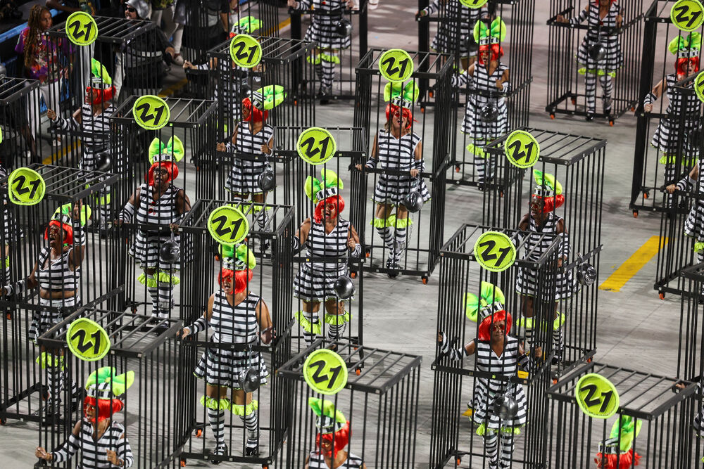 <p>Karneval u brazilskom gradu Rio de Žaneiro nastavio je tradiciju živopisnih plesova i boja, a škola sambe Viraduoro ponijela je titulu sa nastupom posvećenim njihovom legendarnom direktoru udaračke sekcije.</p>