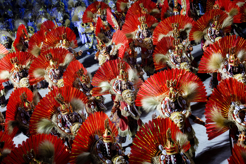 <p>Karneval u brazilskom gradu Rio de Žaneiro nastavio je tradiciju živopisnih plesova i boja, a škola sambe Viraduoro ponijela je titulu sa nastupom posvećenim njihovom legendarnom direktoru udaračke sekcije.</p>
