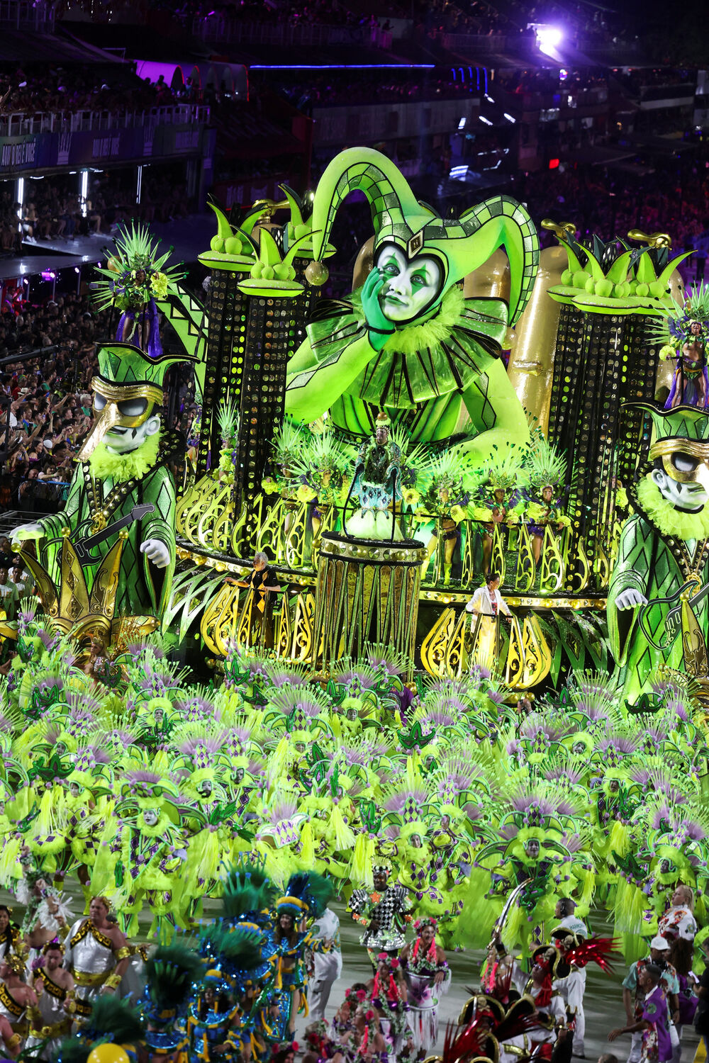 <p>Karneval u brazilskom gradu Rio de Žaneiro nastavio je tradiciju živopisnih plesova i boja, a škola sambe Viraduoro ponijela je titulu sa nastupom posvećenim njihovom legendarnom direktoru udaračke sekcije.</p>